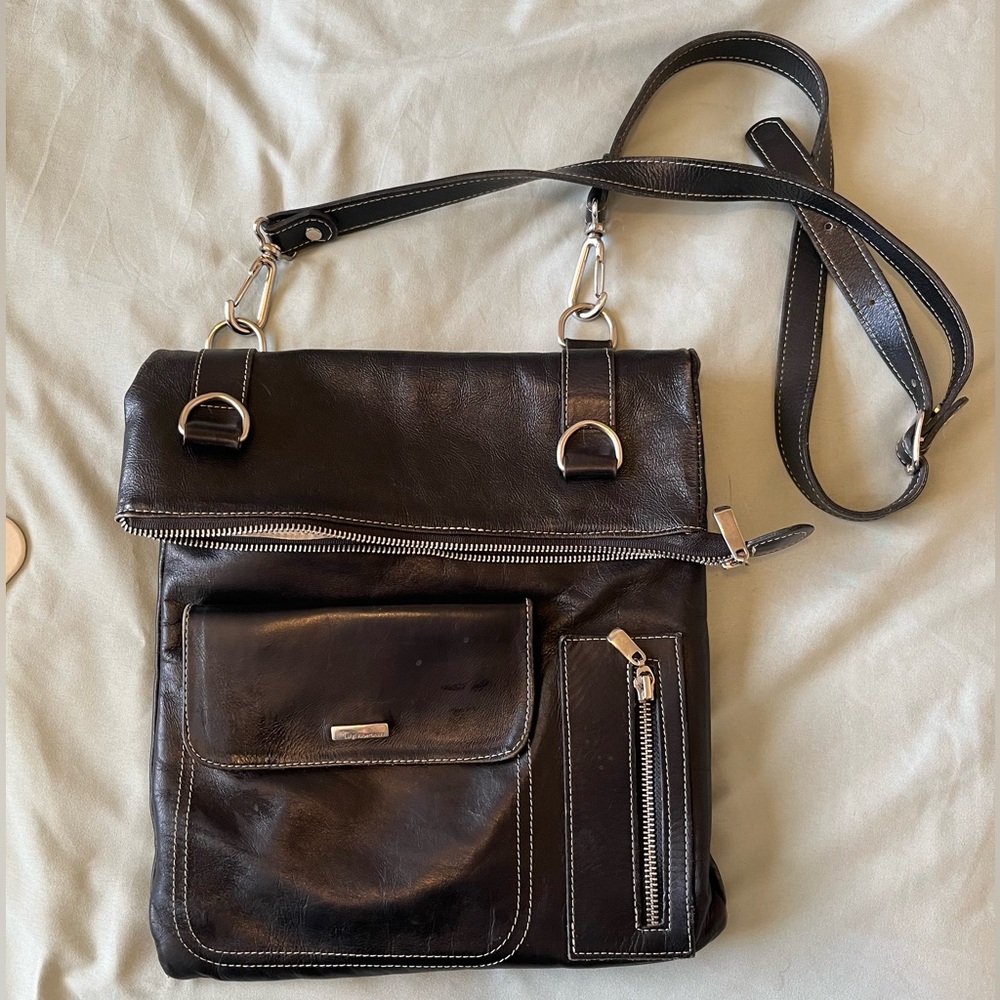 Elegant Argentinian Leather Crossbody Bag